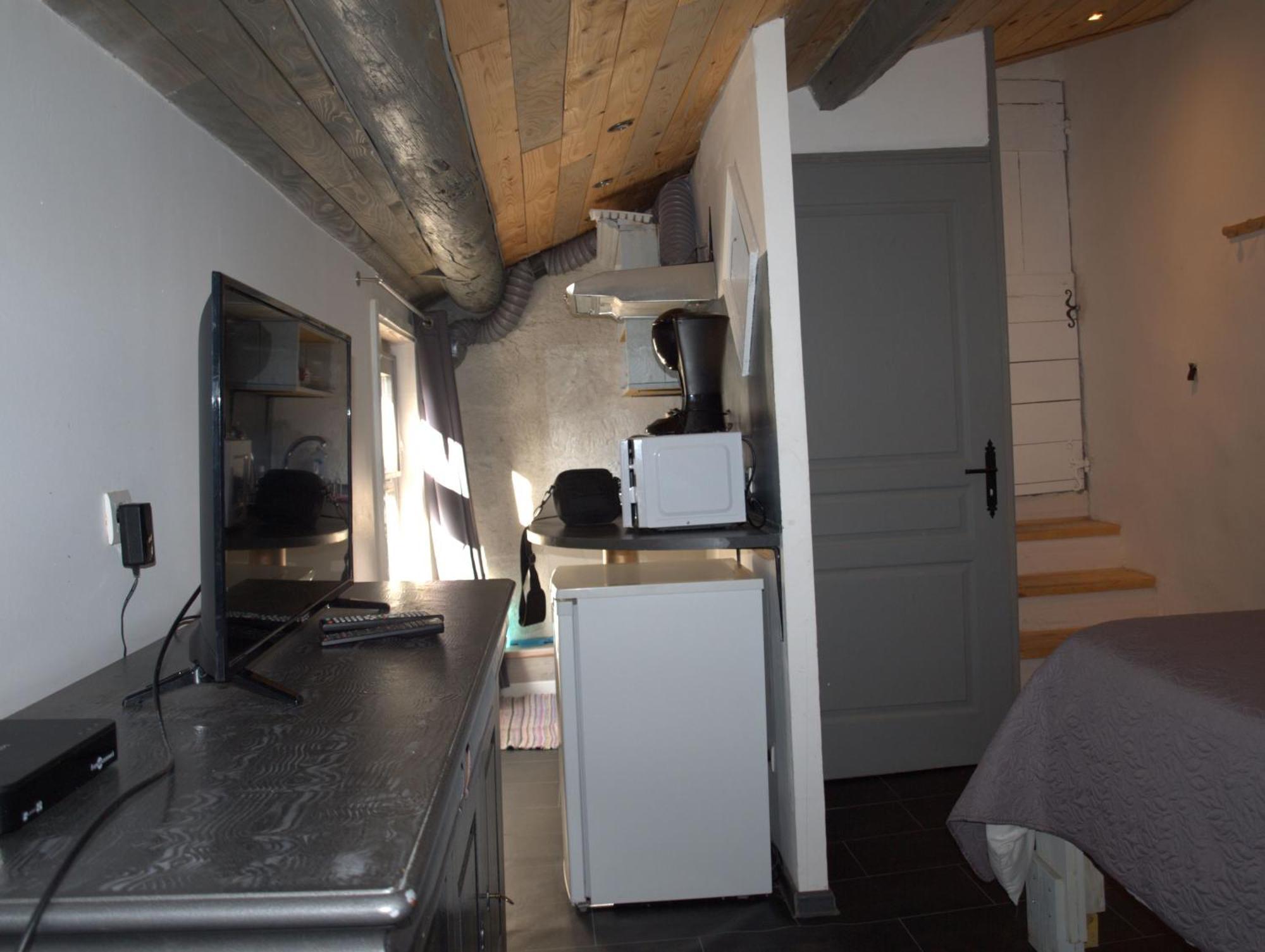 Insolite Studio -La Tour Des Templiers- Montfrin エクステリア 写真