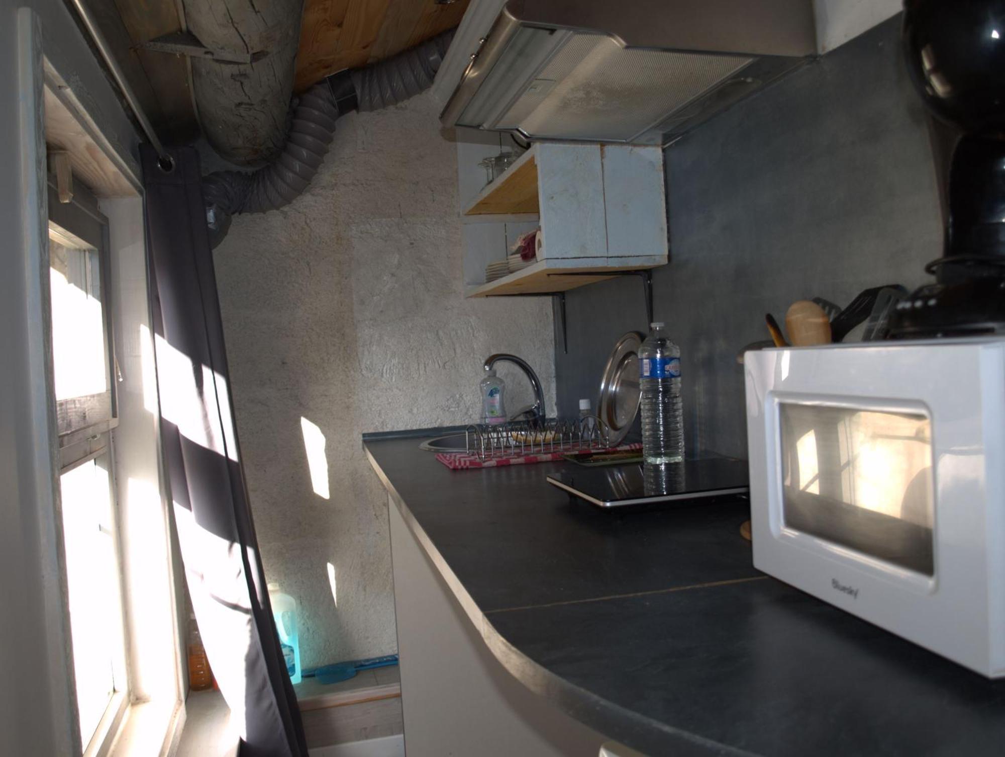 Insolite Studio -La Tour Des Templiers- Montfrin エクステリア 写真